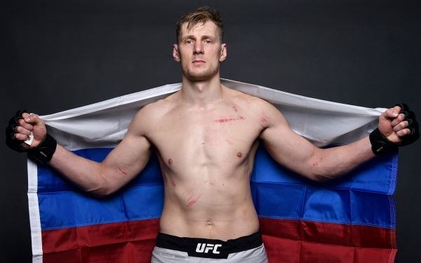 Россиянин Волков одержал победу в главном бою турнира UFC в Лас-Вегасе 